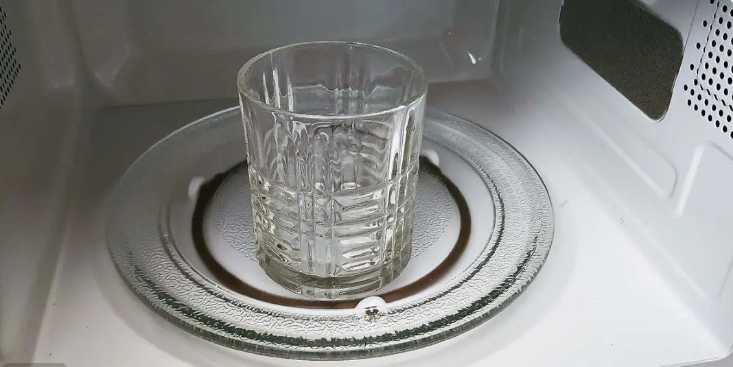 Voici pourquoi il est « interdit » de chauffer l’eau au micro-ondes
