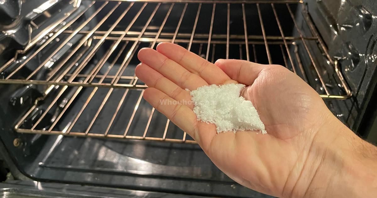Comment retirer l’huile brûlée du four sans effort et sans utiliser de produits chimiques