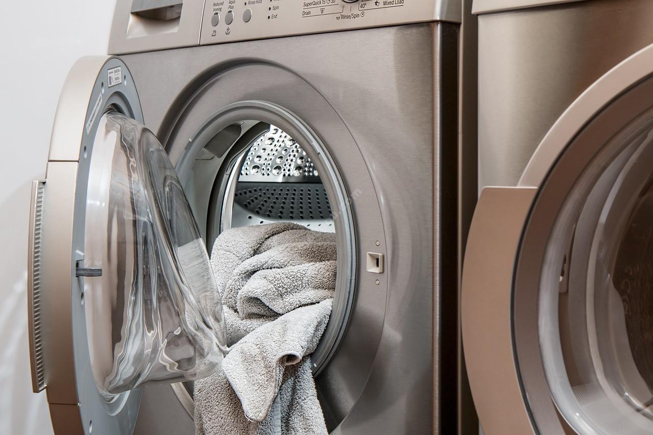 Pourquoi il ne faut jamais laisser vos vêtements dans la machine à laver plus longtemps que nécessaire !
