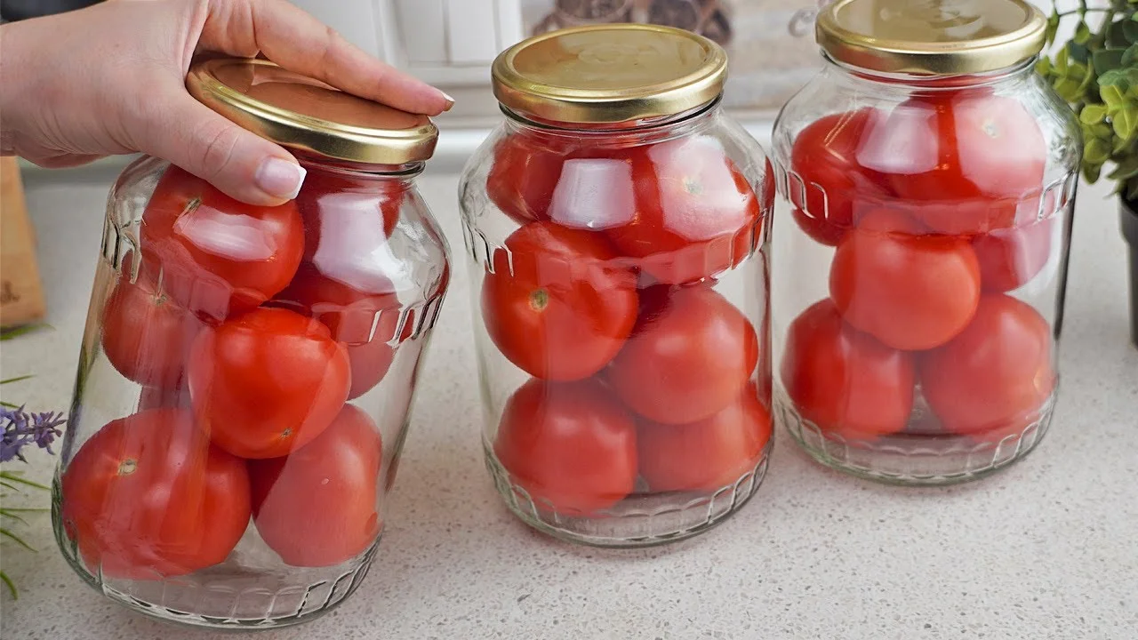 Comment conserver des tomates fraîches pendant 6 mois : la méthode éprouvée de grand-mère utilisant des récipients en verre