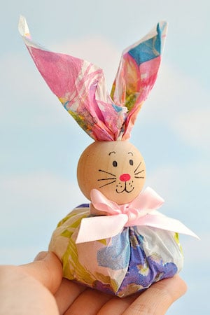 La serviette en forme de lapin favorise l'artisanat de Pâques