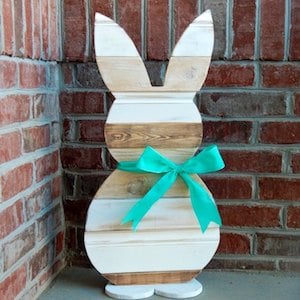 Artisanat de Pâques en forme de lapin en bois récupéré pour adultes