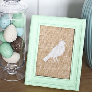 oiseau peint sur toile de jute dans un cadre photo