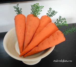 Artisanat de Pâques avec des carottes en tissu pour adultes