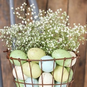 Panier en fil de fer Dollar Tree avec œufs de Pâques et décoration de gypsophile