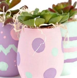 Vases à œufs peints, décoration de Pâques DIY