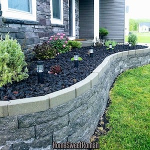 Mur de soutènement Aménagement paysager de parterres de fleurs devant la maison