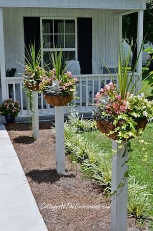 jardinières de fleurs sur poteaux de clôture