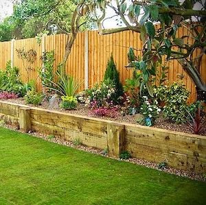 Jardinière surélevée le long de l'idée d'aménagement paysager de la clôture