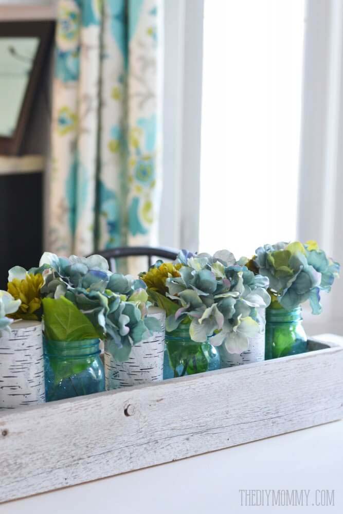 Arrangement d'hortensias bleus dans des bouteilles colorées #farmhouse #springdecor #decorhomeideas