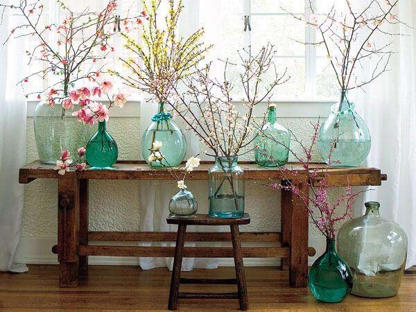 Arrangements floraux en bouteille de verre coloré #ferme #springdecor #decorhomeideas