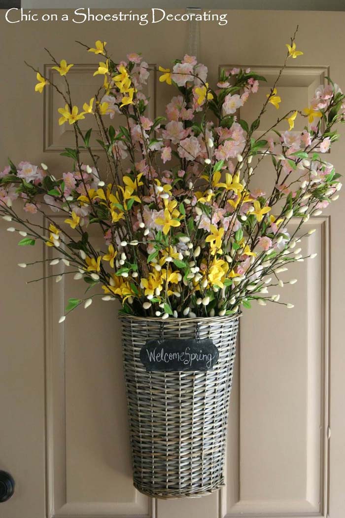 Panier de porte avec arrangement rose et jaune #farmhouse #springdecor #decorhomeideas
