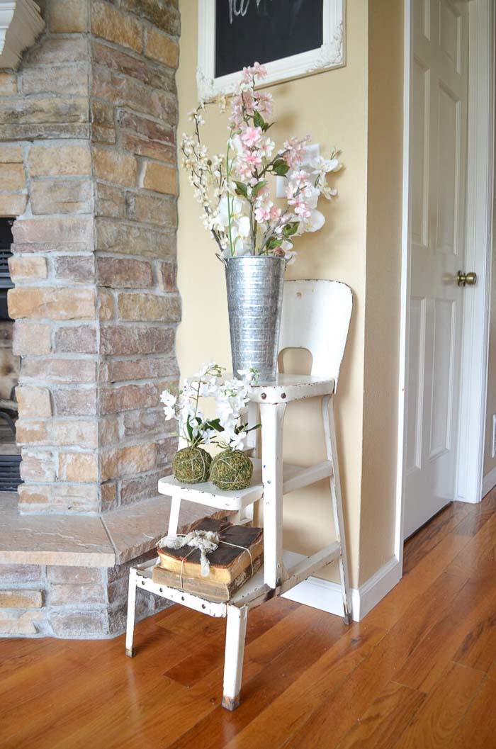 Chaise de ferme avec vase en métal et fleurs #farmhouse #springdecor #decorhomeideas