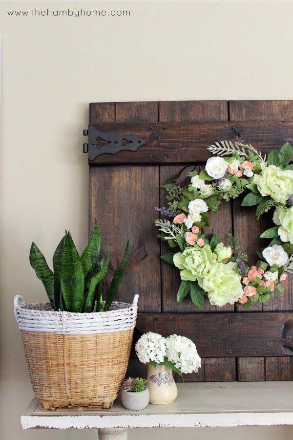 Couronne florale avec verdure et jardinière en panier #farmhouse #springdecor #decorhomeideas