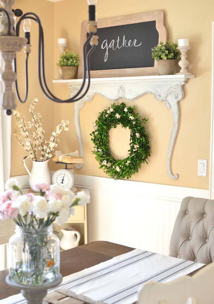 Couronne de verdure avec fleurs blanches #farmhouse #springdecor #decorhomeideas