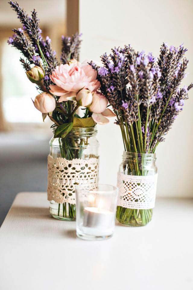 Arrangements floraux en pot Mason et en dentelle #farmhouse #springdecor #decorhomeideas