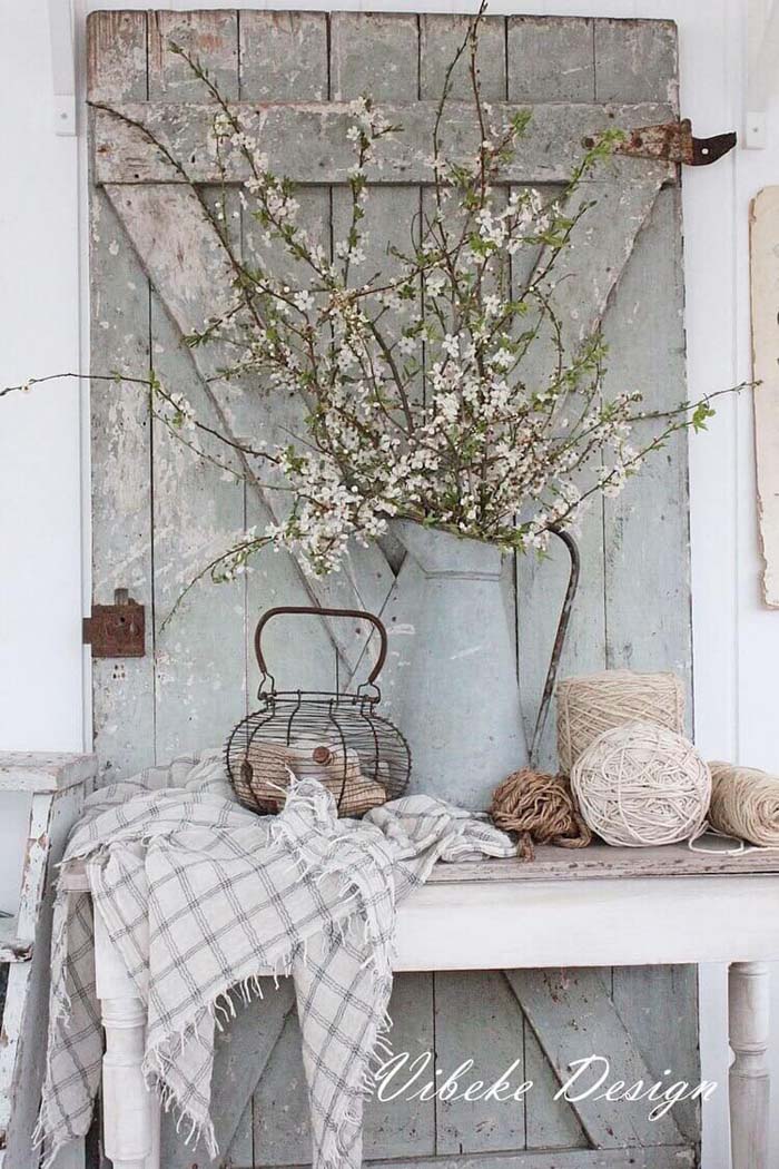 Pichet en métal avec arrangement de fleurs blanches #farmhouse #springdecor #decorhomeideas