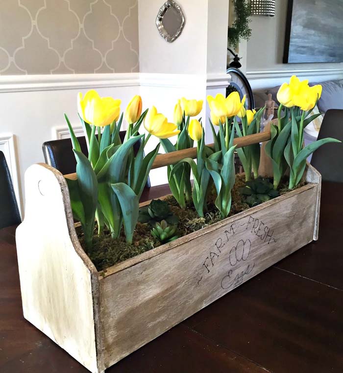 Boîte à œufs rustique avec tulipes jaunes #farmhouse #springdecor #decorhomeideas