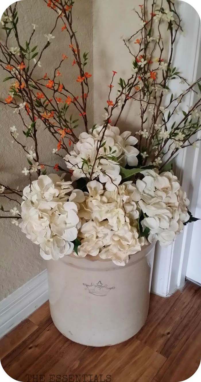 Pichet rustique avec arrangement d'hortensia et de vigne #farmhouse #springdecor #decorhomeideas