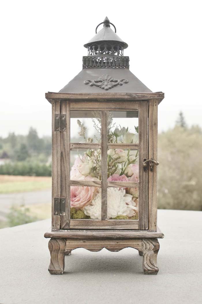 Lanterne rustique avec arrangement floral #ferme #springdecor #decorhomeideas