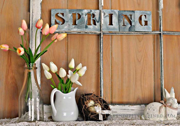 Arrangements de tulipes et panneau métallique #farmhouse #springdecor #decorhomeideas